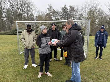 Spendenübergabe von zwei Fußballtoren und Fußbällen mit mehreren Jugendlichen aus dem CJD Heinrichstift Hohenleuben