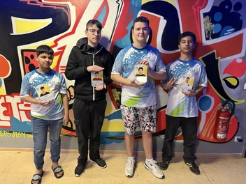 Vier Jugendliche vor einer Graffiti-Wand