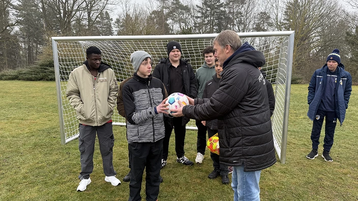 Spendenübergabe von zwei Fußballtoren und Fußbällen mit mehreren Jugendlichen aus dem CJD Heinrichstift Hohenleuben