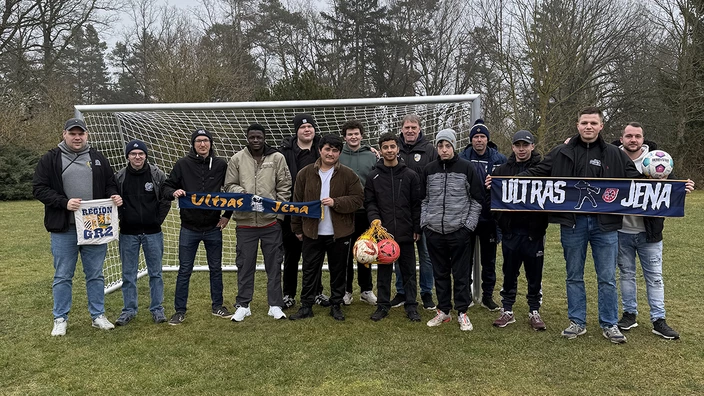 Jugendliche aus dem CJD Heinrichstift Hohenleuben und Spender bei der Spendenübergabe vom FC Carl Zeiss Jena 